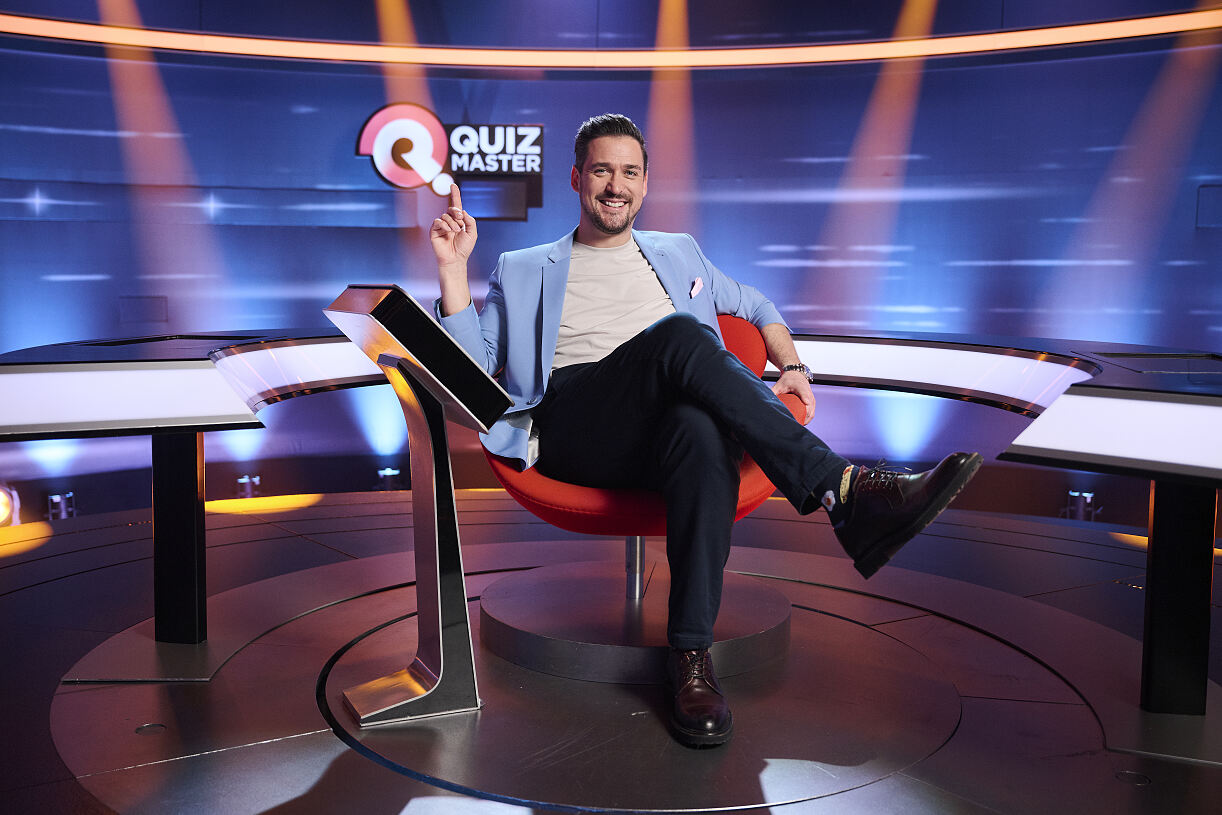 „Es ist eine Auszeichnung, dass wir über so viele Jahre hinweg unser Publikum zum Einschalten und Mitraten motivieren können“, freut sich „Quizmaster“-Moderator Andreas Moravec
