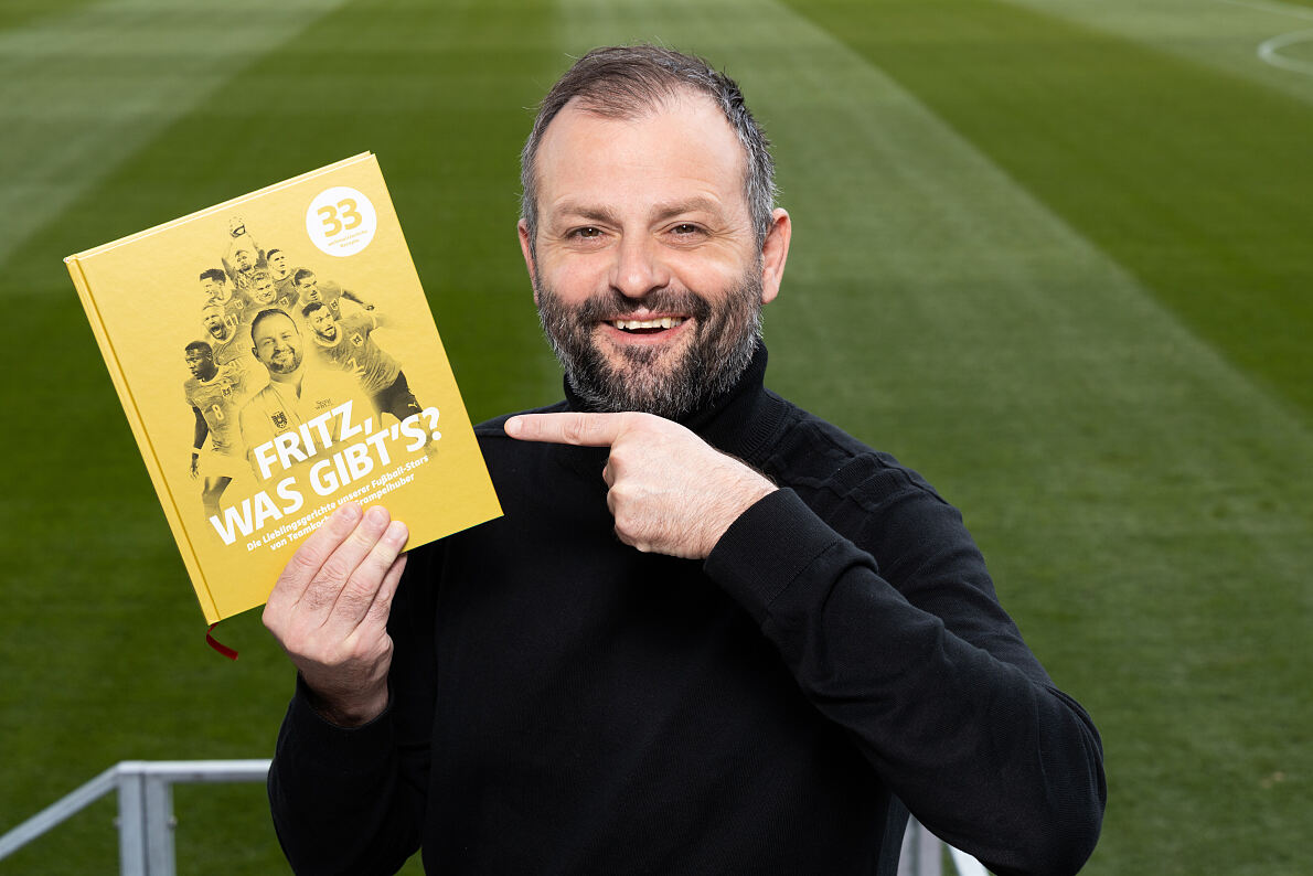 ÖFB-Teamkoch Fritz Grampelhuber mit seinem neuen Kochbuch „Fritz, was gibt’s?“